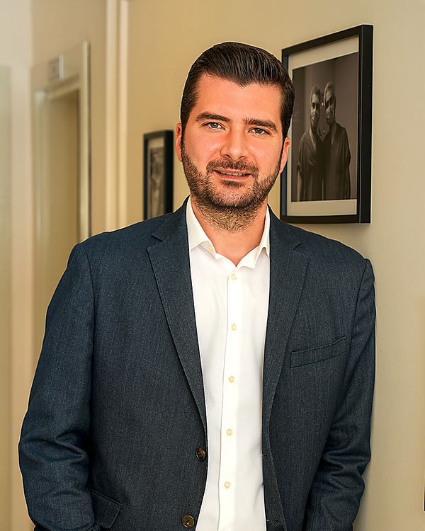 Op. Dr. Murat Alpay, muayenehanesinde