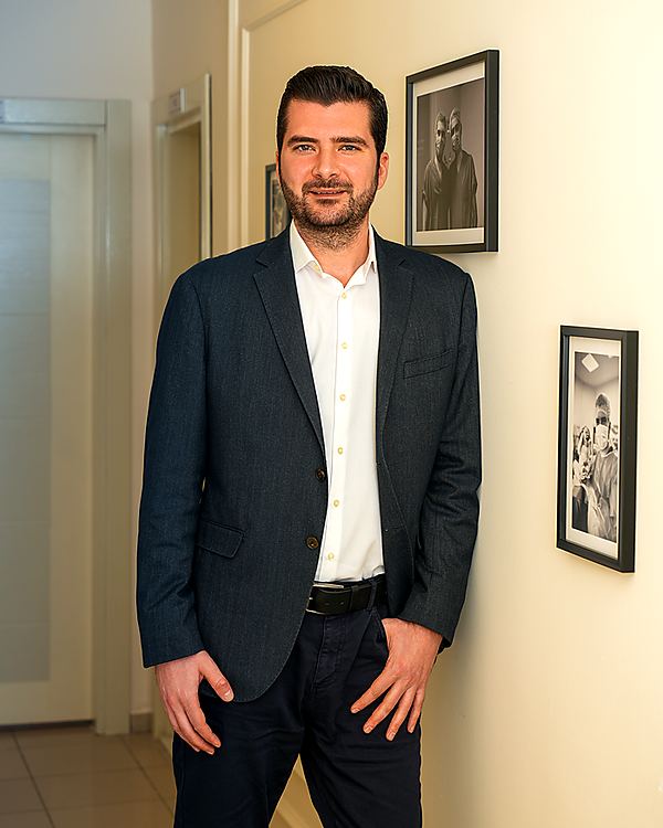 Op. Dr. Murat Alpay, muayenehanenin koridorunda