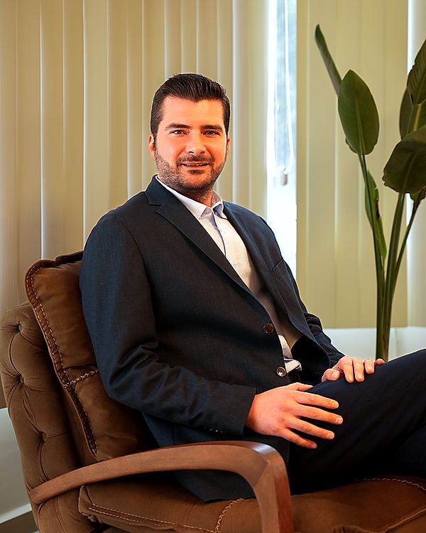 Op. Dr. Murat Alpay, muayenehanenin görüşme alanında